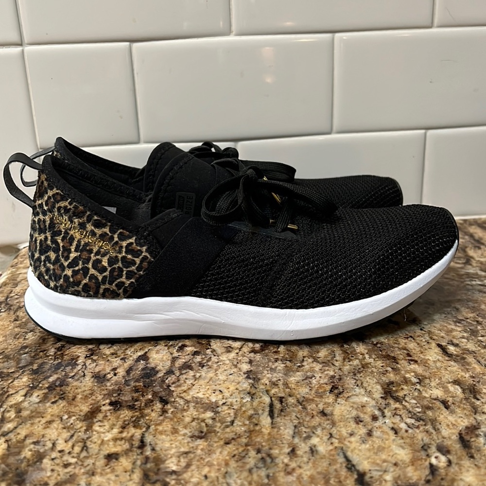 New balance womens fuel core energize size 8 leopard and black.